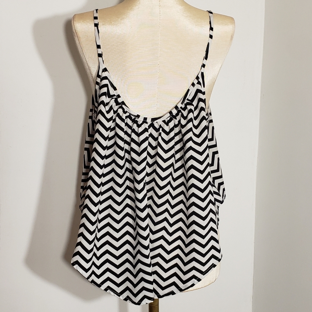 Rue 21 chevron print loose crop top size Large - Picture 3 of 5